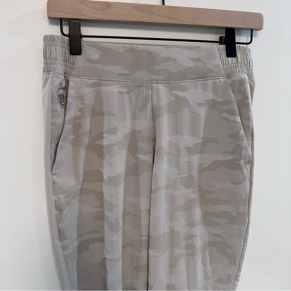 ATHLETA Brooklyn Camo Jogger Pants Elastic Waistband Abalone Beige Womens 4 - Picture 6 of 10